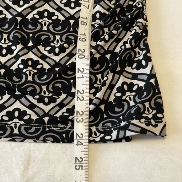 Geoffrey Beene Sport Women's Gray White Black Paisley Short Sleeve Blouse Size M - Picture 9 of 10